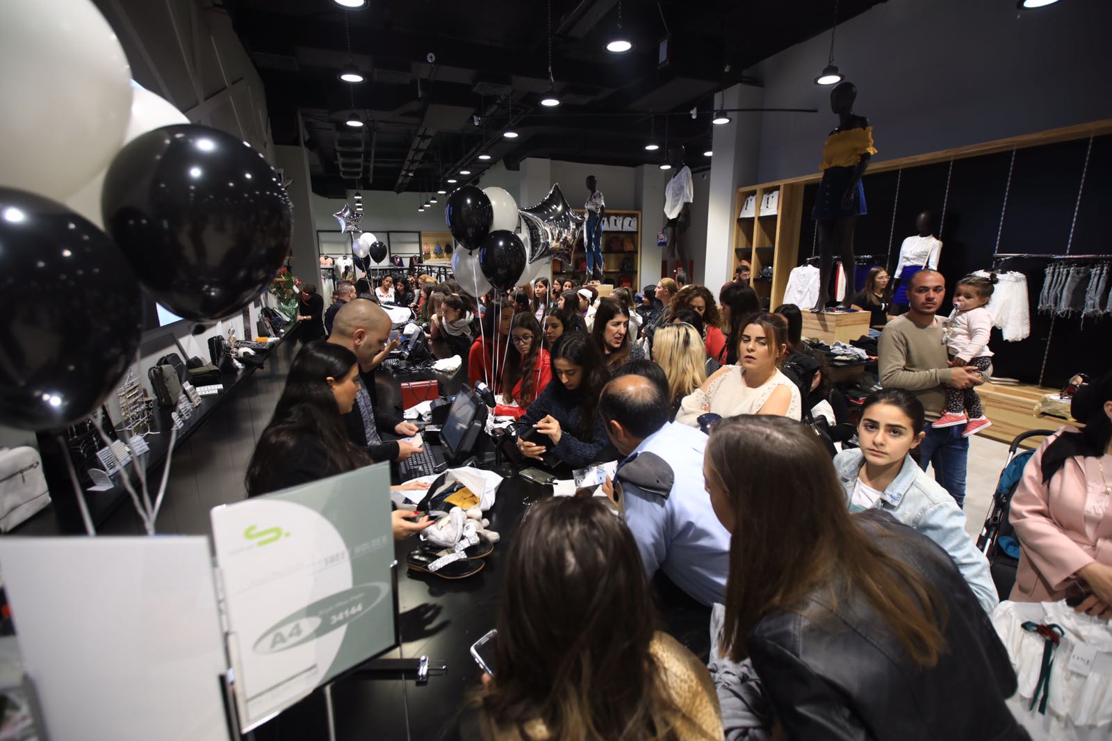 ערב הפתיחה, תור ארוך בדרך לקופה (צילום: מיכה בננו)